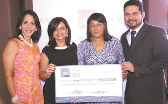 avon-etrega-donativo-en-republica-dominicana